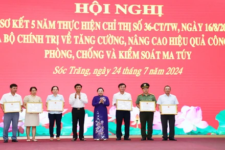 Lãnh đạo Tỉnh ủy Sóc Trăng trao bằng khen cho tập thể, cá nhân tiêu biểu trong thực hiện Chỉ thị số 36-CT/TW