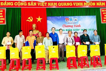 Lãnh đạo Tỉnh đoàn Sóc Trăng và Huyện ủy Cù Lao Dung tặng quà cho người nghèo tại chương trình.