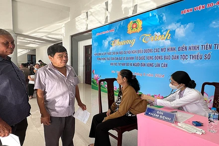 Bác sĩ Bệnh viện 30-4 và Bệnh xá Công an Sóc Trăng thăm khám, tư vấn và cấp phát thuốc miễn phí cho người dân.