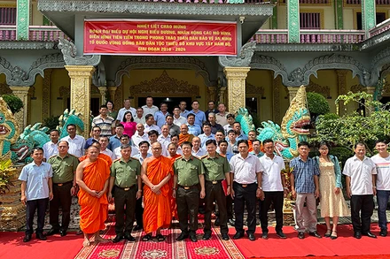 Đoàn đại biểu tham quan mô hình “Sư sãi, phật tử tham gia phòng, chống tội phạm, tệ nạn xã hội”