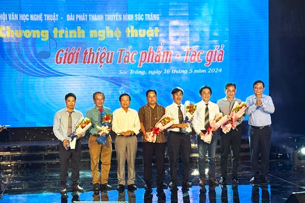 Tặng hoa cho các nhạc sĩ tỉnh Sóc Trăng.