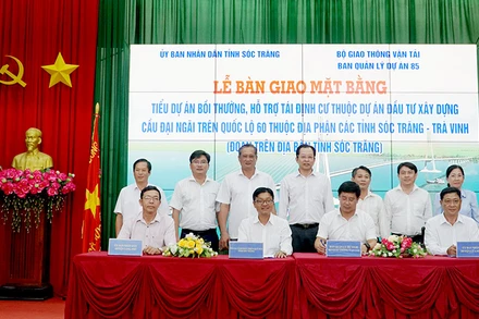 Các đơn vị ký biên bản bàn giao mặt bằng dự án cầu Đại Ngãi.