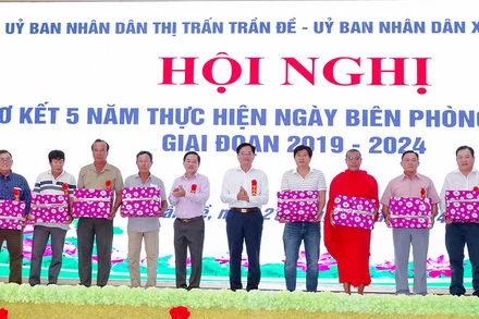 Tặng quà cho các cá nhân điển hình tiên tiến trong tham gia xây dựng khu vực biên giới vững mạnh