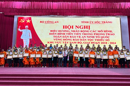 Tặng Bằng khen của Bộ Công an cho 68 tập thể, cá nhân tiêu biểu đại diện cho các mô hình, điển hình tiên tiến đã có thành tích xuất sắc trong phong trào, giai đoạn 2018-2024.