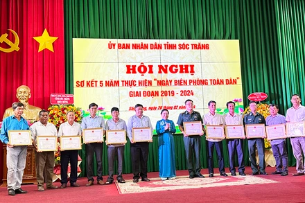 Tặng Bằng khen cho các tập thể và cá nhân có thành tích xuất sắc trong thực hiện Ngày Biên phòng toàn dân.