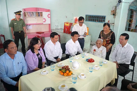 Chủ tịch nước Võ Văn Thưởng cùng lãnh đạo tỉnh Sóc Trăng đến thăm Mẹ Việt Nam anh hùng Lê Thị Thạnh ở huyện Mỹ Xuyên (Sóc Trăng).