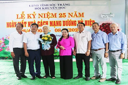 Lãnh đạo tỉnh Sóc Trăng và các nhà tại trợ Quỹ học bổng Dương Kỳ Hiệp.