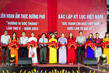 Ban tổ chức thực hiện nghi thức cắt băng khai mạc lễ hội đường phố và bức tranh gạo ST25.