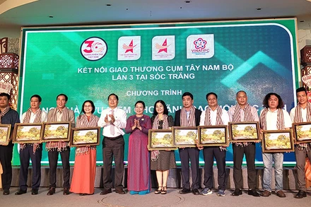 Lãnh đạo tỉnh Sóc Trăng tặng tranh lưu niệm cho đại diện doanh nghiệp các tỉnh, thành phố Tây Nam Bộ.