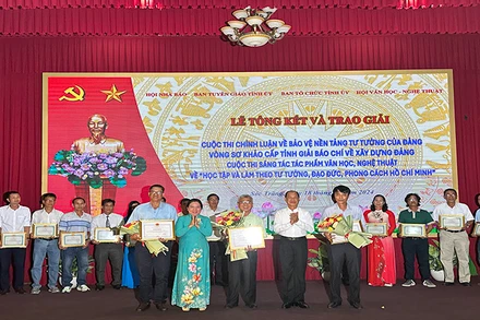 Trao giải cuộc thi sáng tác tác phẩm văn học, nghệ thuật về Bác Hồ.