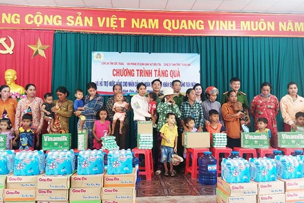 Trao 1.000 phần quà cho người dân ven biển Vĩnh Châu