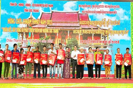 Tặng quà cho hộ nghèo Khmer vui đón Tết cổ truyền Chôl Chnăm Thmây.