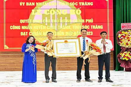 Thừa ủy nhiệm của Thủ tướng Chính phủ, lãnh đạo tỉnh Sóc Trăng trao Bằng chứng nhận đạt chuẩn nông thôn mới cho huyện Châu Thành.