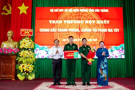 Đồng chí Hồ Thị Cẩm Đào và đồng chí Trần Văn Lâu trao thưởng cho tập thể đồn Biên phòng Trung Bình.