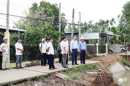 Lãnh đạo tỉnh Sóc Trăng khảo sát khu vực sạt lở tại cống âu Rạch Mọp (Sóc Trăng).