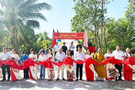 Khánh thành cầu giao thông nông thôn trong Tết quân-dân 2024 tại Sóc Trăng.