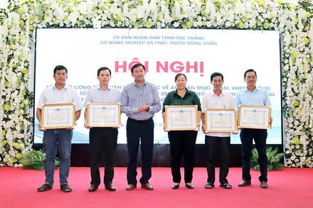 Trao giấy khen cho các tập thể xuất sắc trong thi đua nâng cao hiệu quả quản lý chất lượng an toàn thực phẩm nông lâm sản ở Sóc Trăng.