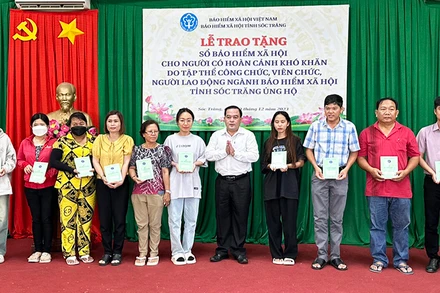 Phó Giám đốc BHXH tỉnh Sóc Trăng Lâm Thanh Thiên trao sổ BHXH cho các hộ khó khăn.