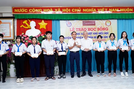 Trao học bổng cho học sinh vượt khó học giỏi ở tỉnh Sóc Trăng. (Ảnh: NGỌC DIỄM)