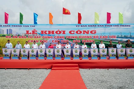Phó Thủ tướng Lê Minh Khái cùng lãnh đạo các bộ, ngành và địa phương thực hiện nghi thức khởi công.