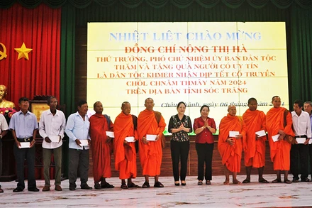 Đồng chí Nông Thị Hà và đồng chí Hồ Thị Cẩm Đào-Phó Bí thư Thường trực Tỉnh ủy tặng quà cho các vị Hòa thượng, Thượng tọa, sư sãi, người có uy tín của tỉnh Sóc Trăng.