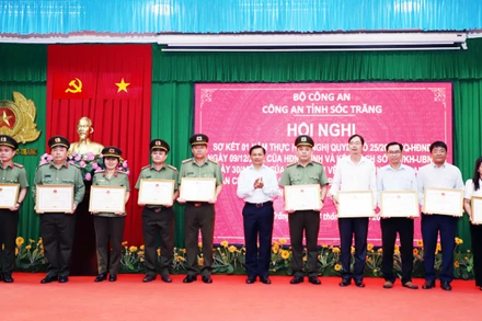 Chủ tịch Ủy ban nhân dân tỉnh Sóc Trăng tặng bằng khen các tập thể và cá nhân xuất sắc.