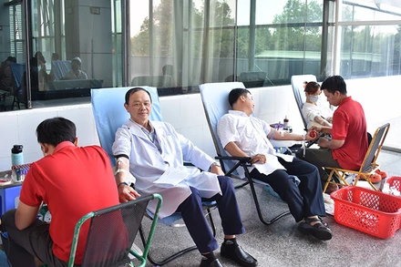 Các y, bác sĩ Bệnh viện Đa khoa Sóc Trăng hiến máu tình nguyện.