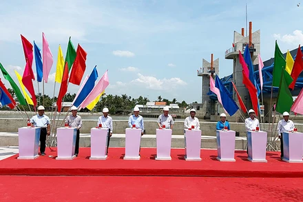 Lãnh đạo tỉnh Sóc Trăng và Trung ương thực hiện nghi thức khánh thành cống âu Rạch Mọp.