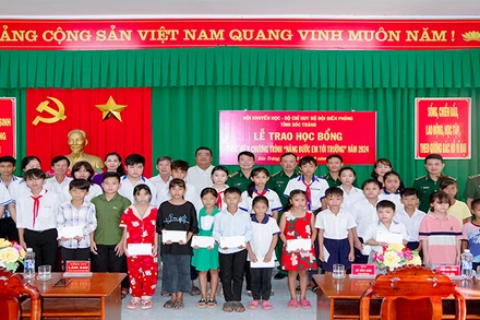 Trao học bổng cho các em học sinh trên địa bàn thị xã Vĩnh Châu.