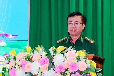 Đại tá Nguyễn Trìu Mến, Chính ủy Bộ đội Biên phòng tỉnh Sóc Trăng phát biểu tại buổi gặp mặt. 
