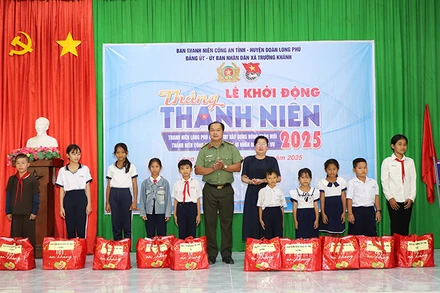 Đại diện Đoàn thanh niên Công an Sóc Trăng tặng quà cho các học sinh vượt khó học tốt. 