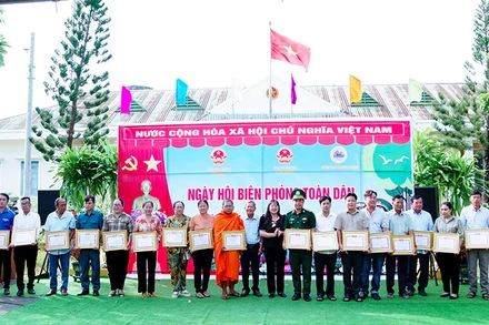 Trao giấy khen của Bộ Chỉ huy Bộ đội Biên phòng tỉnh Sóc Trăng cho các tập thể, cá nhân huyện Trần Đề.