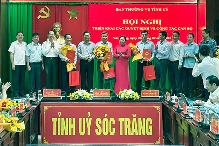 Lãnh đạo Tỉnh ủy Sóc Trăng tặng hoa các cán bộ nghỉ hưu.