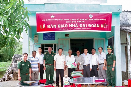 Bàn giao nhà cho gia đình bà Thạch Thị Út, phường 2, thị xã Vĩnh Châu. 