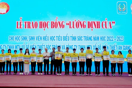 Trao học bổng Lương Định Của cho các học sinh, sinh viên hiếu học của tỉnh Sóc Trăng.