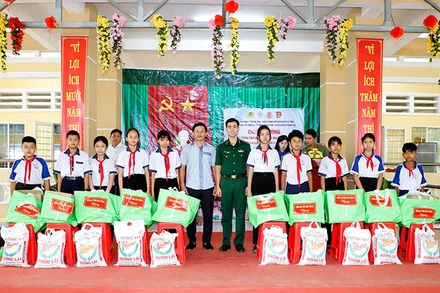 Tặng quà cho các em học sinh trên địa bàn xã Lâm Tân, huyện Thạnh Trị.