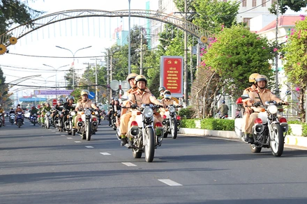 Lực lượng chức năng Sóc Trăng ra quân thực hiện cao điểm bảo đảm an toàn giao thông dịp Tết Nguyên đán Giáp Thìn 2024.