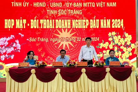 Bí thư Tỉnh ủy Sóc Trăng Lâm Văn Mẫn ghi nhận ý kiến, kiến nghị của doanh nghiệp.