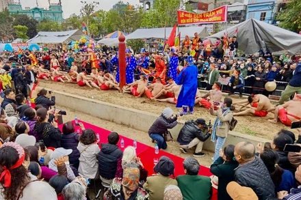 Kéo co ngồi trong Lễ hội đền Trấn Vũ (Long Biên, Hà Nội) thu hút sự chú ý của đông đảo người dân, du khách. (Ảnh: LÊ THANH)