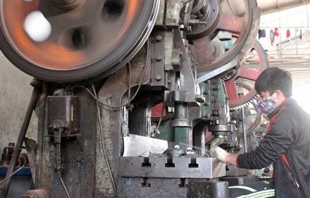 Ảnh minh họa: Sản xuất mặt hàng cơ khí nông thôn tại làng nghề kim khí Rùa Hạ, xã Thanh Thùy, huyện Thanh Oai. (Ảnh: Báo QĐND)