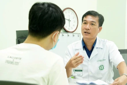 Bác sĩ khám, tư vấn sức khỏe cho người dân tại Bệnh viện Bạch Mai.