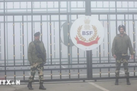 Binh sĩ gác tại cửa khẩu biên giới giữa Pakistan và Ấn Độ, tại Attari, gần Amritsar, Ấn Độ. (Ảnh: ANI/TTXVN)