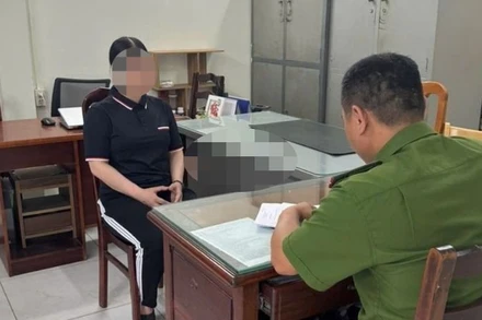 Bị can Nguyễn Thị Thanh Ngọc làm việc với cơ quan chức năng. (Ảnh: Công an cung cấp)