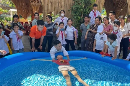 Hướng dẫn kỹ năng chống đuối nước cho các học sinh. (Ảnh: XUÂN TRƯỜNG)