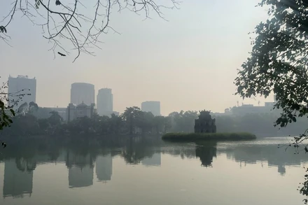 Hà Nội sáng sớm có sương mù và sương mù nhẹ rải rác. Ảnh: Đ.T