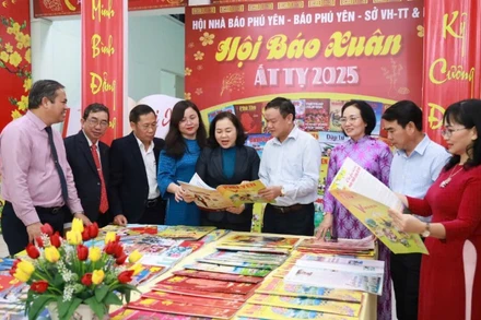 Đông đảo bạn đọc đến với Hội báo Xuân Phú Yên Ất Tỵ 2025.