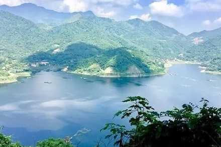 Với những tiềm năng du lịch lớn, Đà Bắc đã nỗ lực để phát triển du lịch thành kinh tế mũi nhọn.