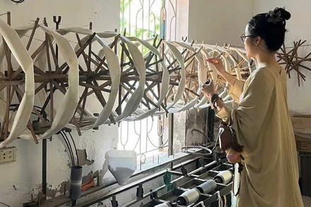 Trần Minh Nhi, người sáng lập thương hiệu Du Nhiên, cẩn thận nghiên cứu từng quy trình dệt lụa tơ tằm để lựa chọn những sản phẩm tốt nhất. 