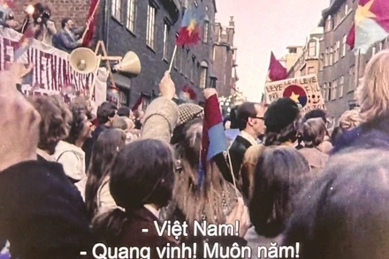 Hình ảnh người dân Thụy Điển xuống đường hô vang khẩu hiệu “Việt Nam – Quang vinh! Muôn năm!” trong phim tài liệu “Chiến thắng của Việt Nam”. (Ảnh: Kim Lĩnh)