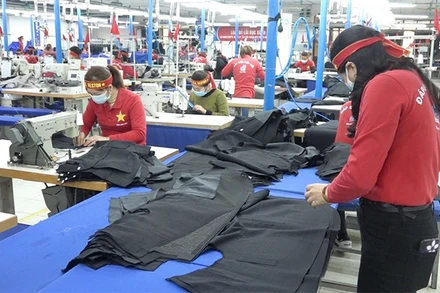 Sản xuất hàng may mặc xuất khẩu tại Tổng công ty May 10. (Ảnh: TTXVN)